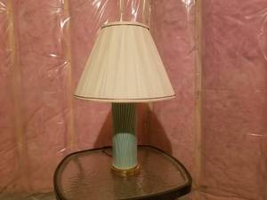 lot 53 image: Vintage Lucite Table Lamp