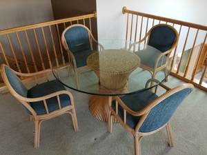 lot 55 image: Round 54 Glass Table with 4 Chairs