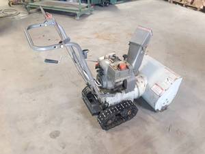 lot 113 image: Craftsman 2-Stage Track 524 Snowblower - Runs  Drives and Blows