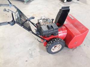 lot 117 image: Snapper 826 2-Stage 8HP 26 Snowblower - Runs and Drives, needs Belt for auger