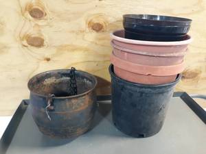 lot 122 image: Hanging Cauldron Metal Planter  Plastic Pots