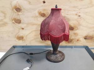 lot 127 image: Vintage Lamp