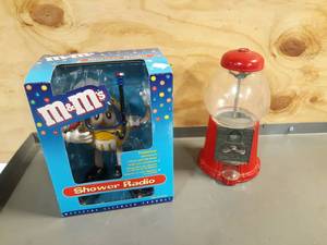 lot 129 image: Houstons Gumball Machine (No Key Required) and M&Ms Shower Radio