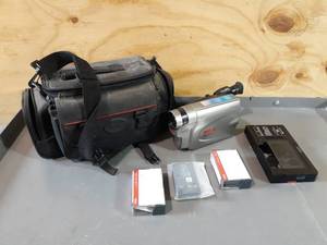 lot 150 image: RCA 200X Auto Shot Camcorder w Tapes and Extra Battery