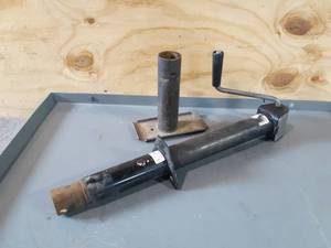 lot 165 image: 2000# Trailer Jack
