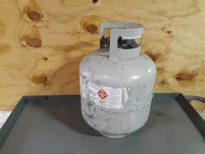 lot 203 image: 20LB Propane Tank w New Style Valve - Empty
