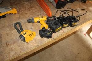 lot 46 image: Lot of (5) DeWalt 18V Cordless Tool Accessories - Adjustable Clutch DrillDriver DW952, Charging Station 14.420V (x3), Battery (x1), Flashlight DW919 (x1)