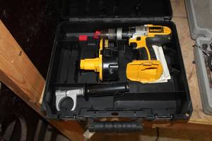lot 50 image: DeWalt 18V Cordless DrillDriverHammerdrill 12 with Case DCD950