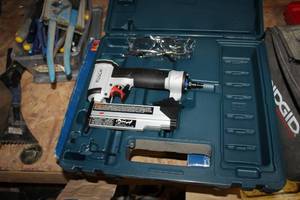 lot 54 image: Bosch Pneumatic 23 Gauge Pinner FNS138-23 (new in box)