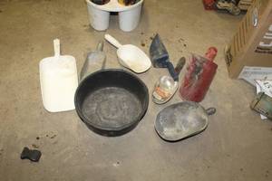 lot 183 image: Lot of (7) Metal and Plastic Scoops
