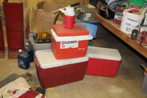 lot 216 image: Lot of (4) Coolers - Coleman Chest, Gott 16 Personal Chest, Personal Chest, Water Jug