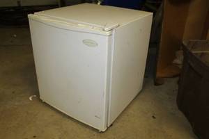 lot 258 image: Daewoo Mini Refrigerator 17-12Wx17-12Dx20H