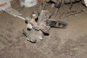 lot 389 image: Ball Hitch Assembly 2-516