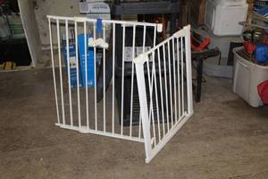 lot 383 image: Lot of (2) Safety Gates