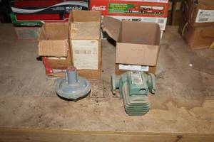 lot 350 image: Regulator (x2), Taco Water Circulating Pump 115V1.1A3250rpm125psi (x1)