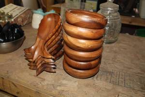 lot 407 image: Lot of (12) Wood Dishes - Pineapple (x6), Bowls (x6)