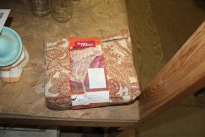 lot 411 image: Better Homes & Gardens King Sheet Set 250 Thread Count Percale (in package)