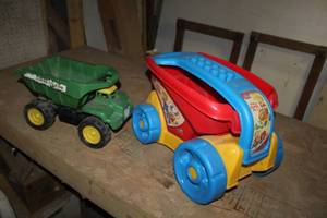 lot 397 image: Lot of (2) Childrens Toys - Mega Bloks Fill & Dump Wagon, John Deere Dump Truck