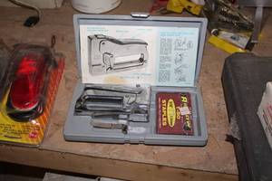 lot 314 image: Swingline Heavy Duty Tacker Stapler with Case and Arrow T-50 Staples 800X