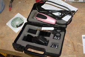 lot 324 image: Andis Dog Grooming Kit 12-piece RACD