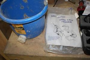 lot 323 image: Oral Calf Feeder with Little Giant Calf Pail CP-8