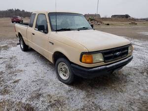 lot 5 image: 1994 Ford Ranger XL 2-Door Super Cab Pickup Truck