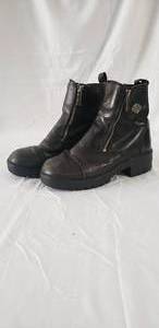 1 pair size 8 Harley Davidson brand womens boots. Both sides have a zipper for ease of putting on