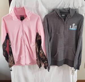 1 size small pink camo fleece zip up