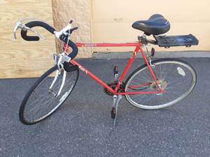 lot 24 image: Fuji Arcadia 27 10 Speed Vintage Mens Bike
