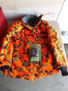 lot 23 image: Reversible Hunting Jacket, NEW Primos Game Camera