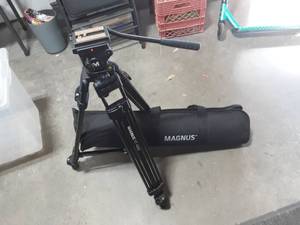 lot 35 image: Magnus VT-4000 Camera Tri-Pod