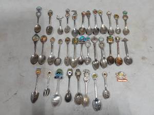 lot 41 image: 30 Collector Souvenir Spoons