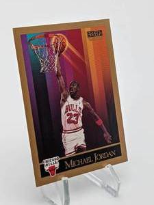 lot 24 image: 1990 Skybox Michael Jordan Basketball Card