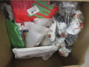 lot 277 image: box of christmas stuff ...