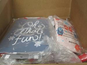 lot 290 image: box of christmas stuff ...
