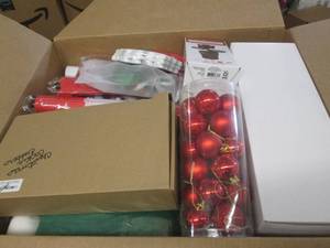 lot 291 image: box of christmas stuff ...