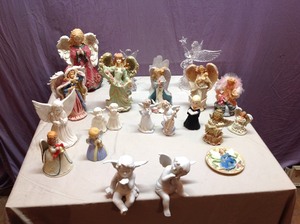 lot 87 image: Holiday Figurines