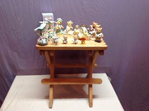 lot 88 image: Table & Figurines