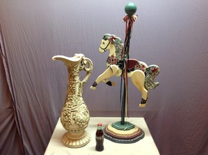 lot 79 image: Large Home Decor Items