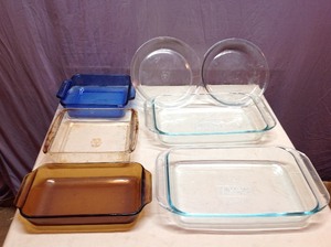 lot 125 image: Pyrex Pans