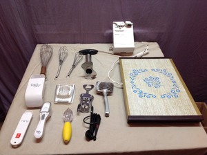 lot 128 image: Kitchen Items