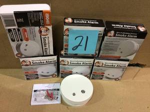 lot 21 image: Code One Battery Operated Smoke Detector with Ionization Sensor (6-Pack) by Kidde Customer Returns See Pictures 