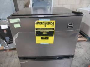 lot 133 image: RCA 7.2 Cu. Ft. Top Freezer Refrigerator in Platinum RFR725