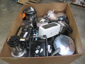 lot 304 image: WHOLESALE MIXED PALLET OF MICELLANOUS COOKWARE AND SMALL KITCHEN APPLIANCES