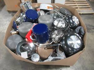 lot 324 image: WHOLESALE MIXED PALLET OF MICELLANOUS COOKWARE, POTS AND PANS