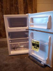 lot 18 image: Insignia - 3.1 cu. ft. Retro Mini Fridge with Top Freezer - Creamy vanilla