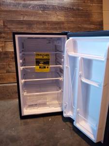 lot 20 image: Insignia - 3.3 Cu. Ft. Mini Fridge - Black