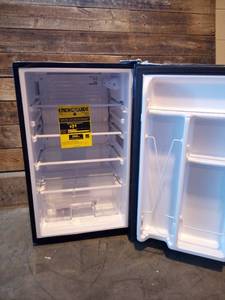 lot 22 image: Insignia - 3.3 Cu. Ft. Mini Fridge - Black - side dent