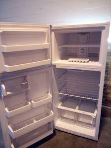 lot 24 image: Insignia - 18.1 Cu. Ft. Top-Freezer Refrigerator - White