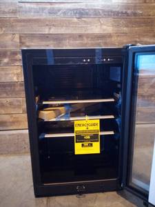 lot 31 image: Frigidaire - 138-Can Beverage Center - Stainless steel